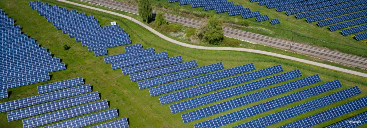 champ de panneaux solaires