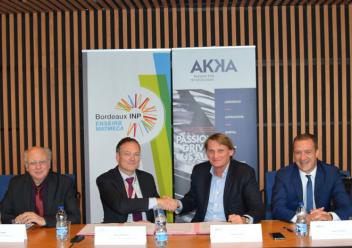 Signature d'un accord de partenariat Akka - ENSEIRB-MATMECA